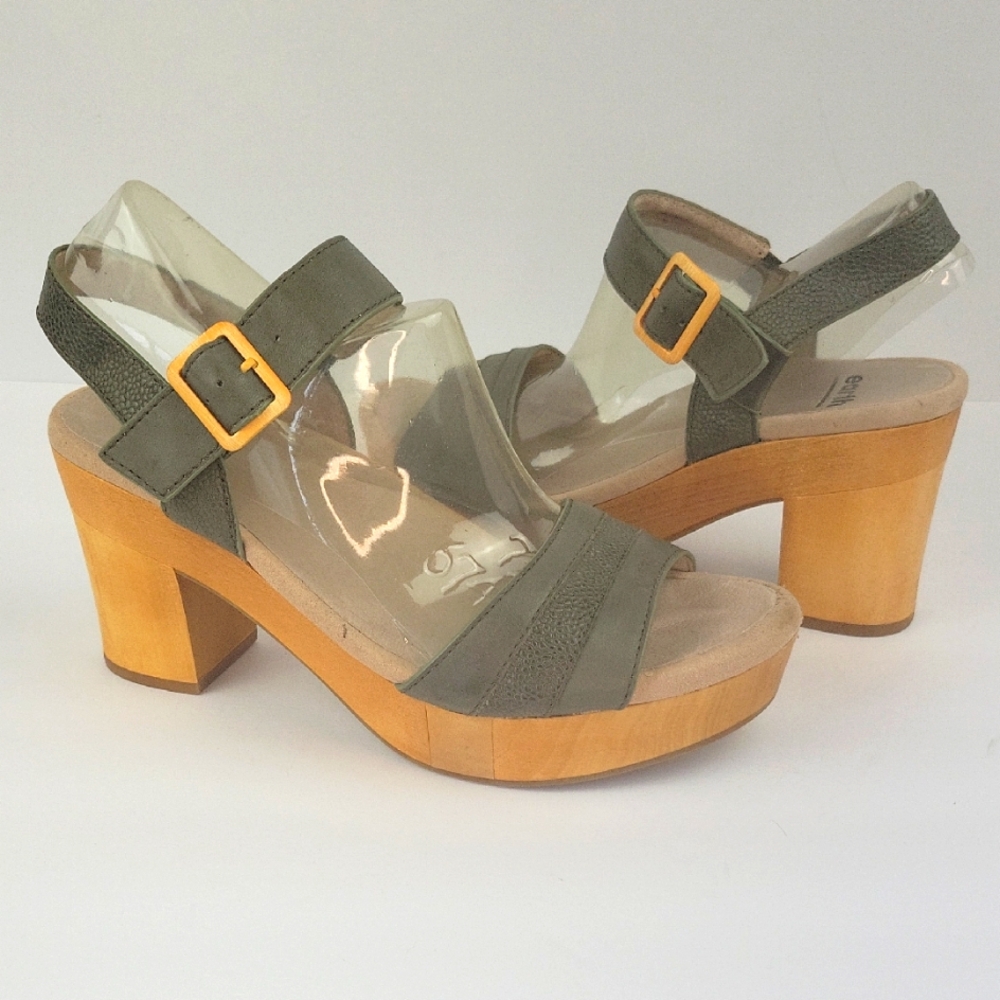Earth Chestnut Platform Sandals Sage Green Size 8